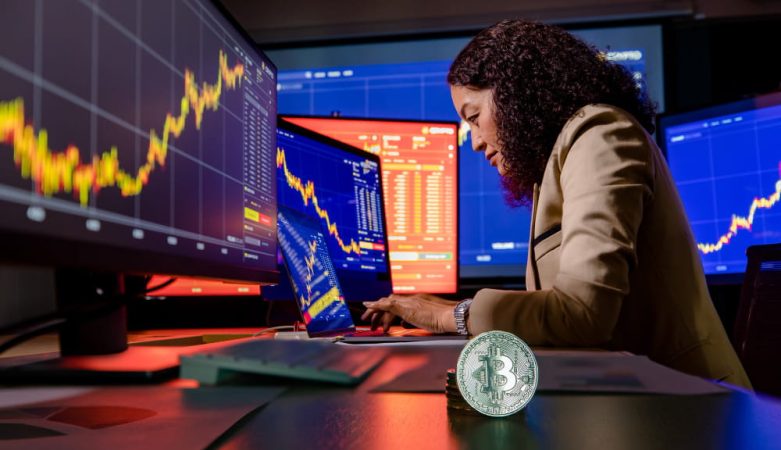 Femme concentrée analysant des graphiques de cryptomonnaies pour une gestion de risque de margin cal