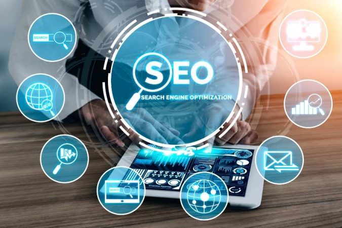 Une personne utilise une tablette affichant des graphiques de performance avec une interface numérique holographique centrée sur le mot SEO.