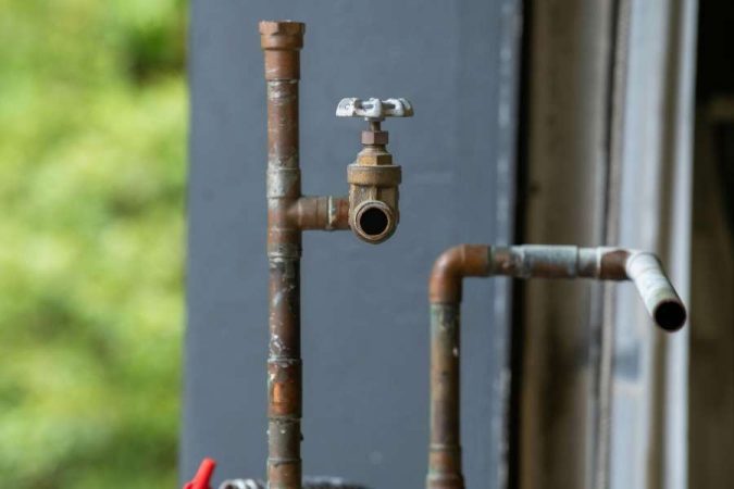 Installation de tuyaux en cuivre avec une vanne d'arrêt.