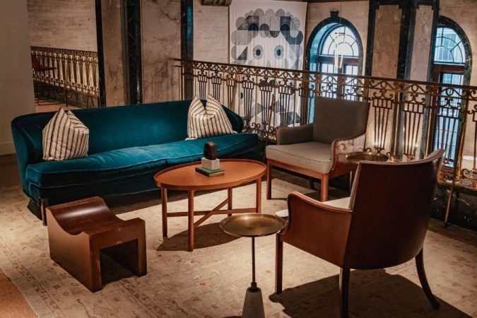 Un salon élégant avec un mélange de mobilier contemporain et de décorations aux motifs Art Déco