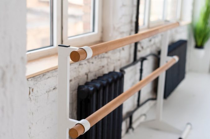 Un radiateur en fonte installé près d'une fenêtre dans le cadre d'un comparatif radiateur fonte vs aluminium chauffage.
